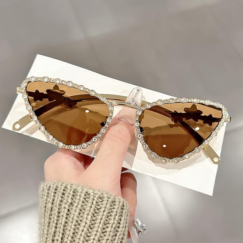 New trendy diamond sunglasses for women fashionable travel party eyewear with sparkling crystals personalized style