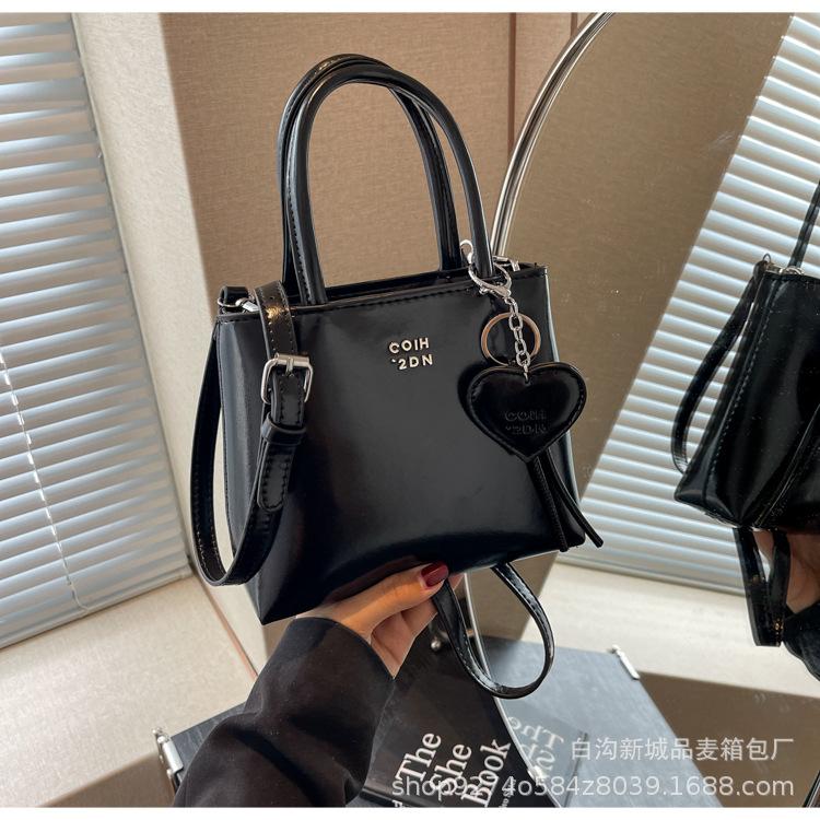Popular foreign niche design bag women's 2025 new portable bucket bag fashionable commuter shoulder crossbody bag