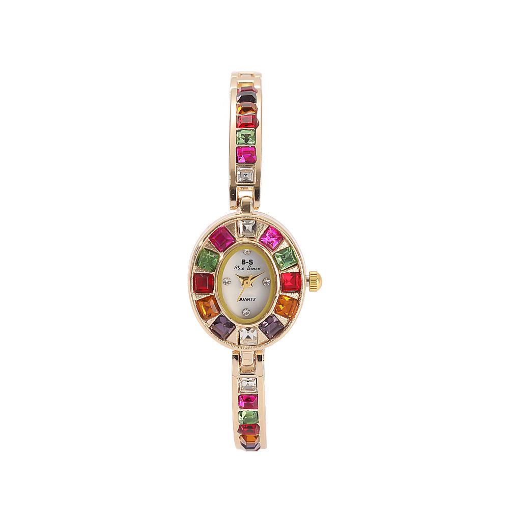 

Элегантные женские наручные часы-петитки с инкрустированными драгоценными камнями золотой