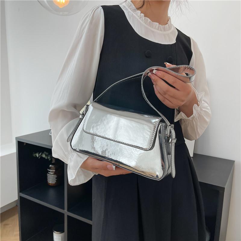 

В этом году популярны маленькие сумки, женские весенне-летние универсальные 2025 новые высококачественные текстурированные сумки через плечо, популярные сумки под плечо. серебряный