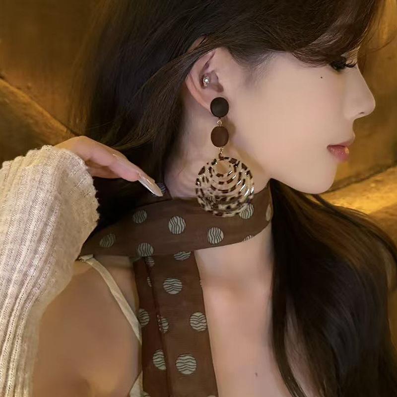 Silver needle resin wood chips leopard print round flower earrings retro Maillard style stud earrings personalized fashion temperament earrings