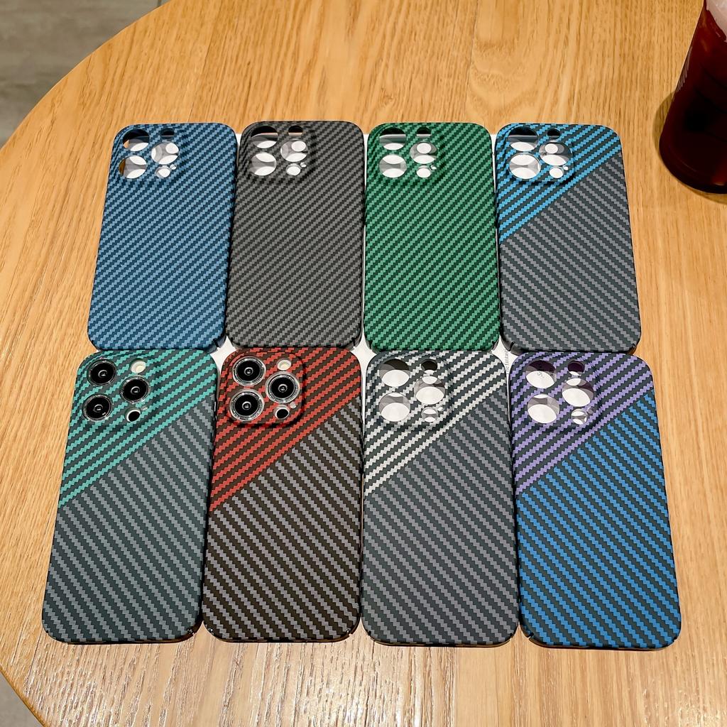 Geeignet für IPhone16 Handyhülle mit Kohlefasermuster, Apple 15promax farblich passende 13-Loch-Vollabdeckung, 14 Schutzhülle