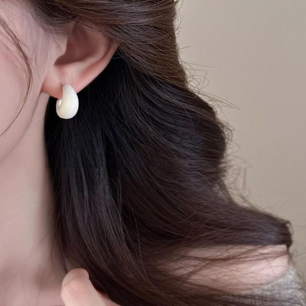 2025 New Red Flocked Luxury Earrings: Sophisticated Feminine Ear Studs