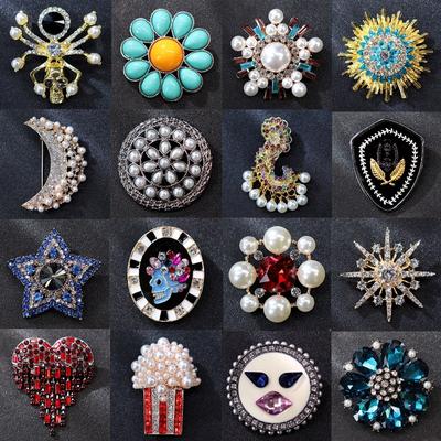 Spilla vintage in lega con strass, perla, cappotto, corpetto, set di abbigliamento alla moda