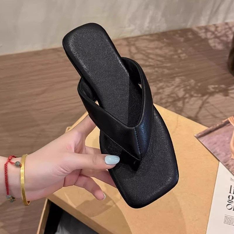 

French flat-bottomed flip-flops women s summer wear 2025 new beautiful skirt seaside vacation sandals 40