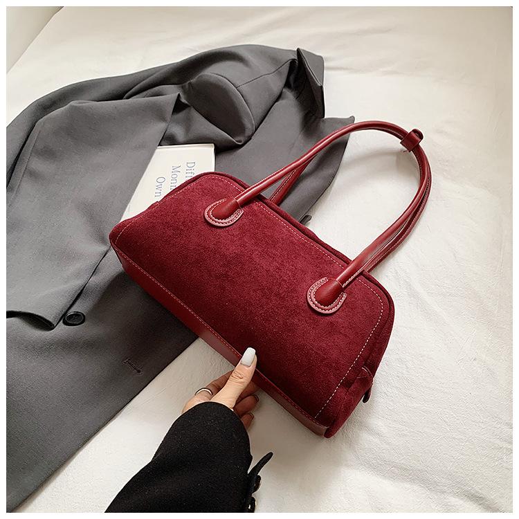 

Винтажная текстура матовая сумка женская 2025 новая большая вместимость на плечо подмышку сумка-бостон премиум сумка-подушка красный