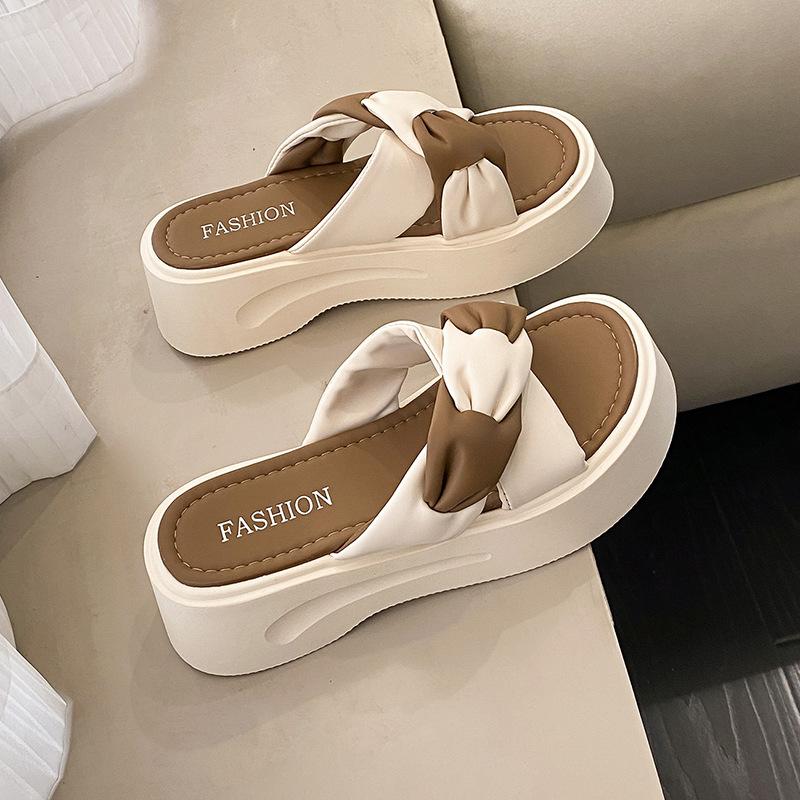 

Наступая на дерьмо, чувствуя толстую подошву, крутые шлепанцы-крестики, женская летняя обувь 2025, новые повседневные отпускные пляжные сандалии на одной перемычке 35