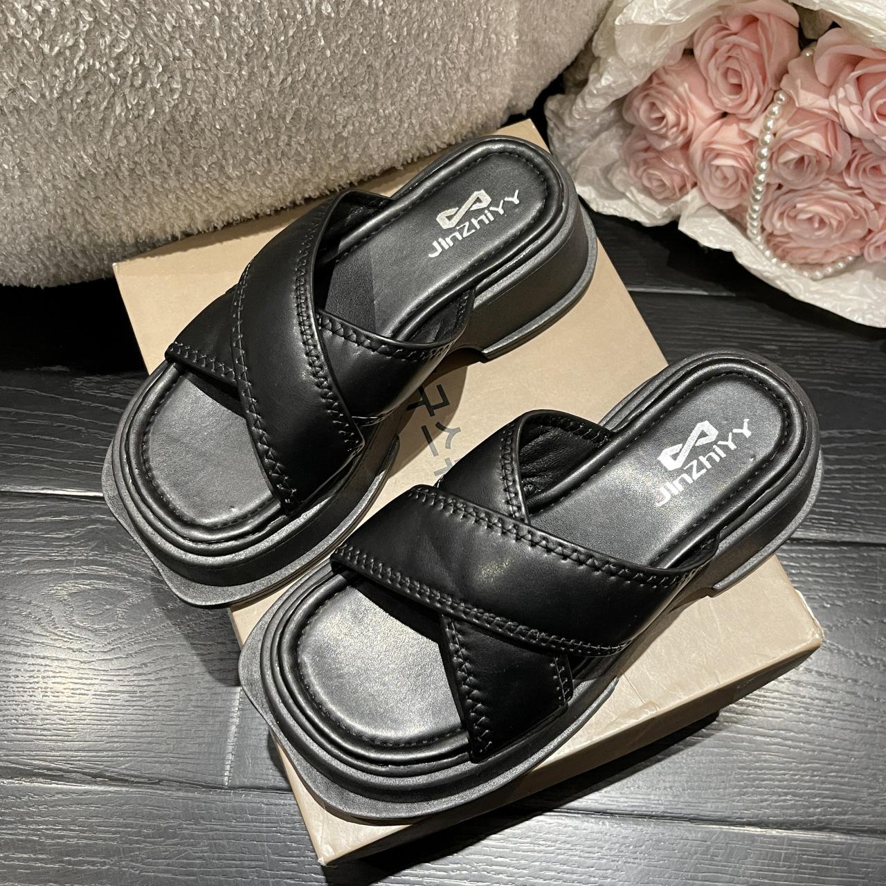 

2024 лето новый толстый каблук толстая подошва модная верхняя одежда тапочки женские маленькие ароматные темперамент модная пляжная обувь тренд 40