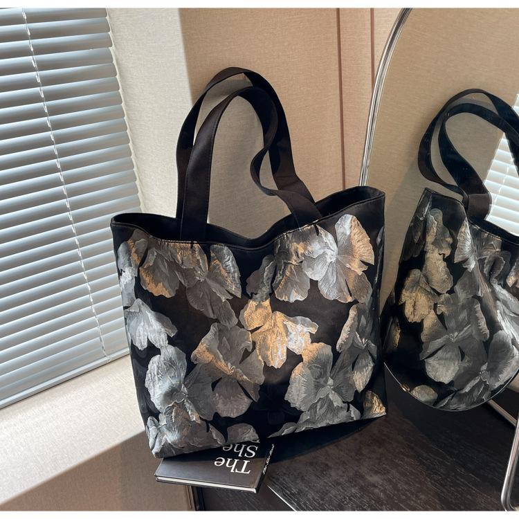 

Нишевая сумка женская сумка на плечо 2025 весна новая мода простая повседневная текстурная сумка-тоут серебряный