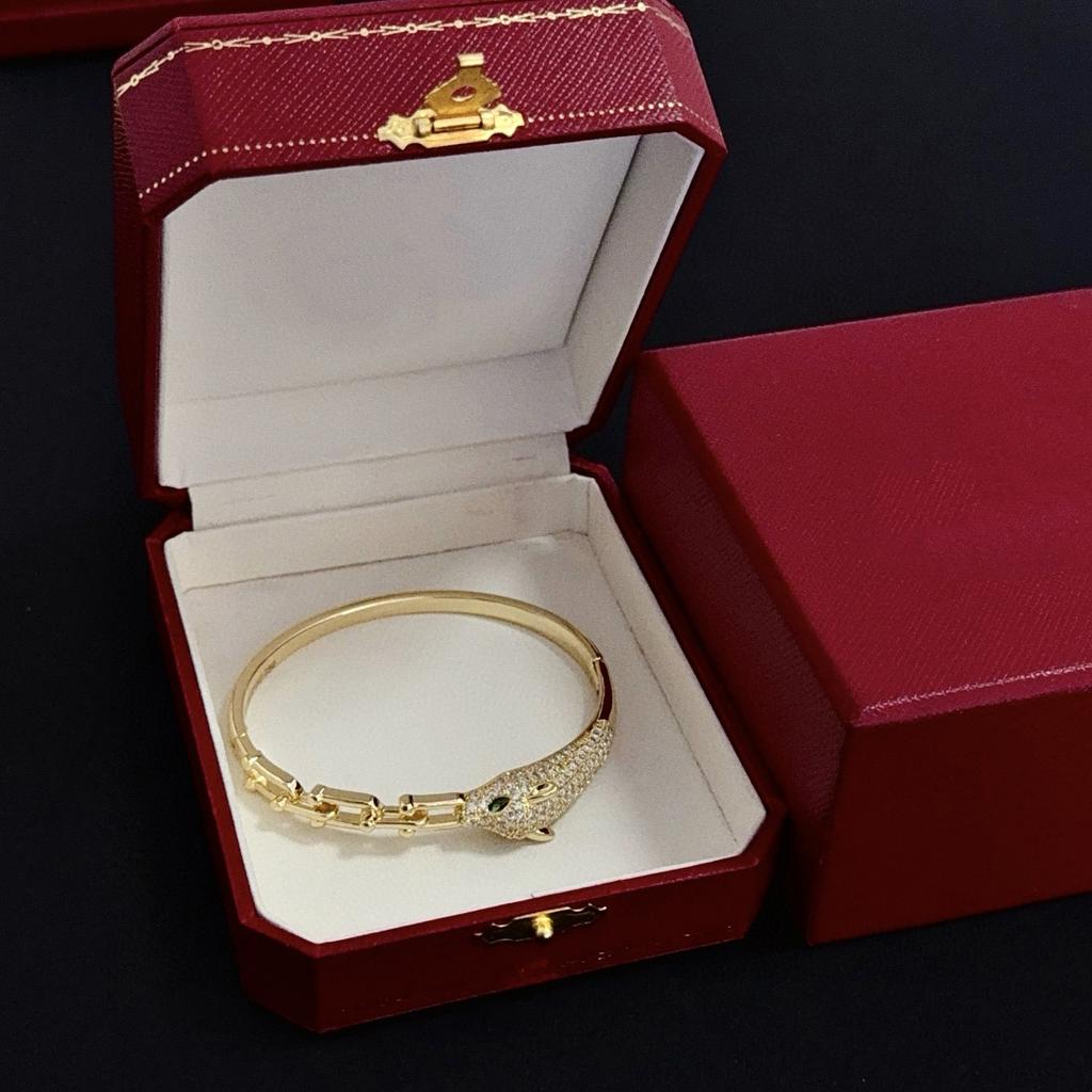 Leopard head diamond-encrusted bracelet with interconnected ends perfect for gifting and everyday wear, made of hypoallergenic material