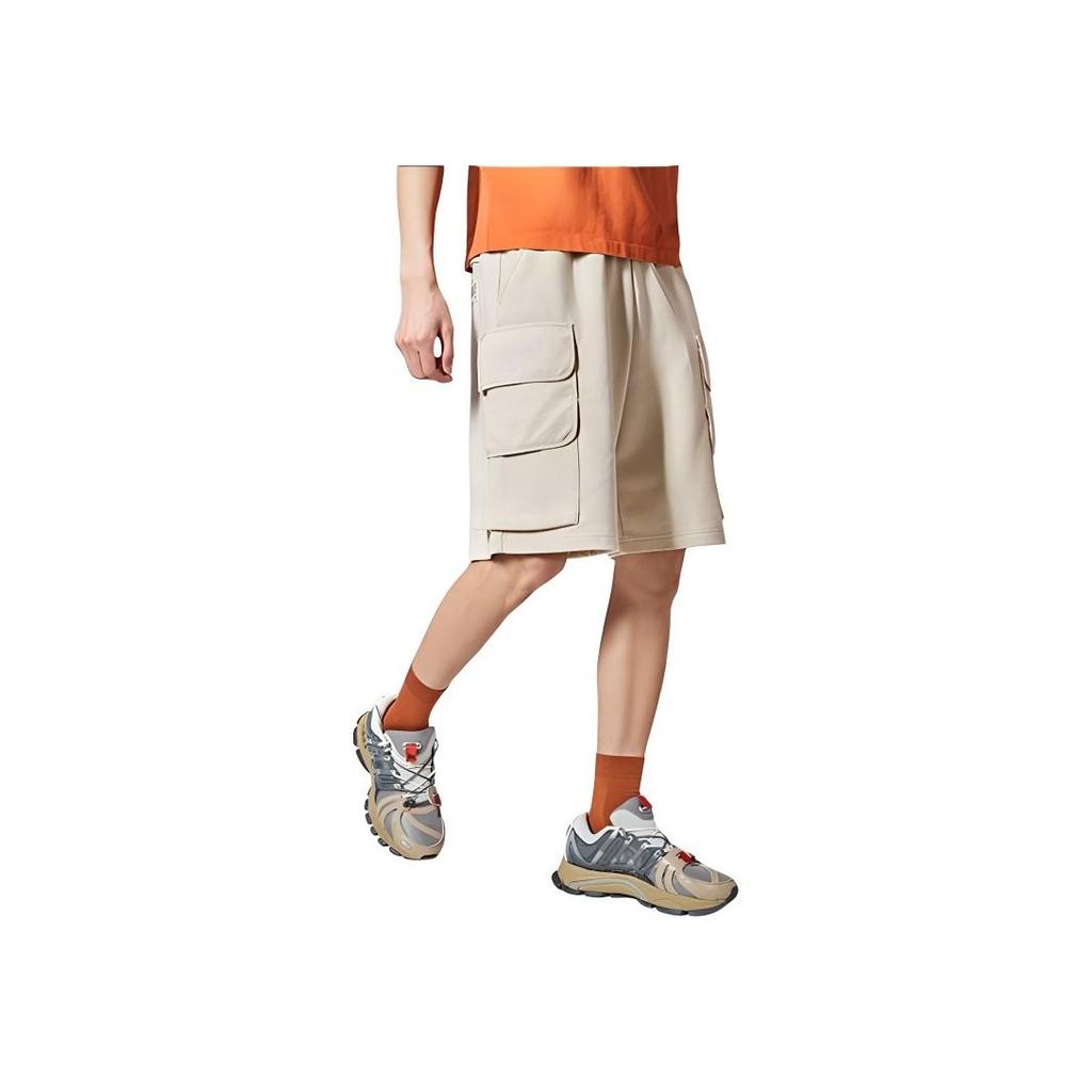 Li Ning X Jackie Chan Kollaboration Sport Lifestyle Serie Mehrere Taschen Einfarbige Lockere Sportshorts Herrenshorts Haferflocken-Grau AKSR685-2