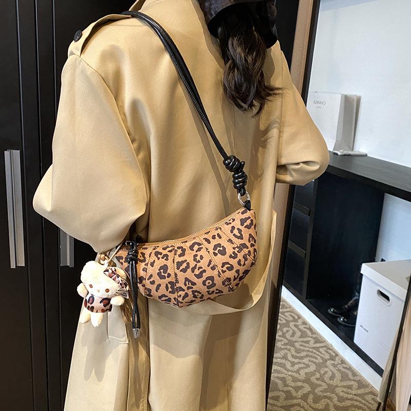 

Trend leopard print splicing matte croissant 2024 new retro fashion autumn and winter one shoulder crossbody dumpling bag women s bag 23*7*13 коричневий