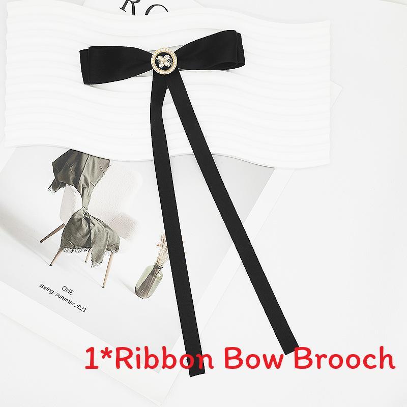 College-Stil Satin-Fliege mit Legierungsschmetterling-Design für Damen, Abschlussaccessoires