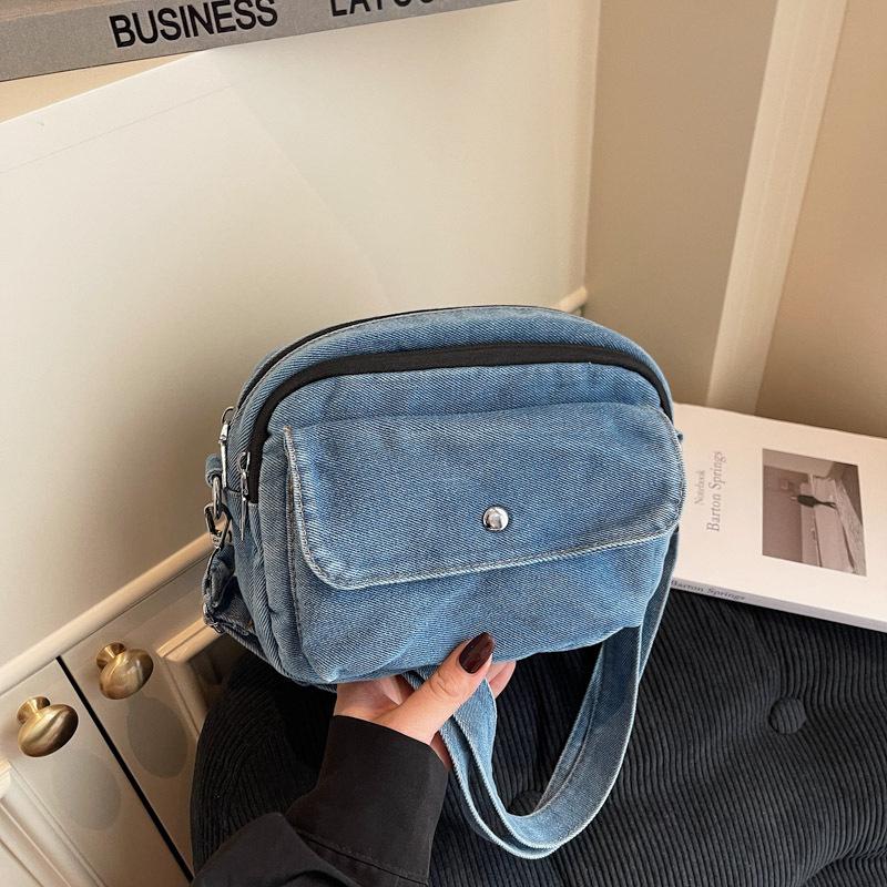 

Женская джинсовая сумка кроссбоди 2025: Шикарный корейский стиль, универсальный для осени/зимы, маленький квадратный дизайн, высокая мода