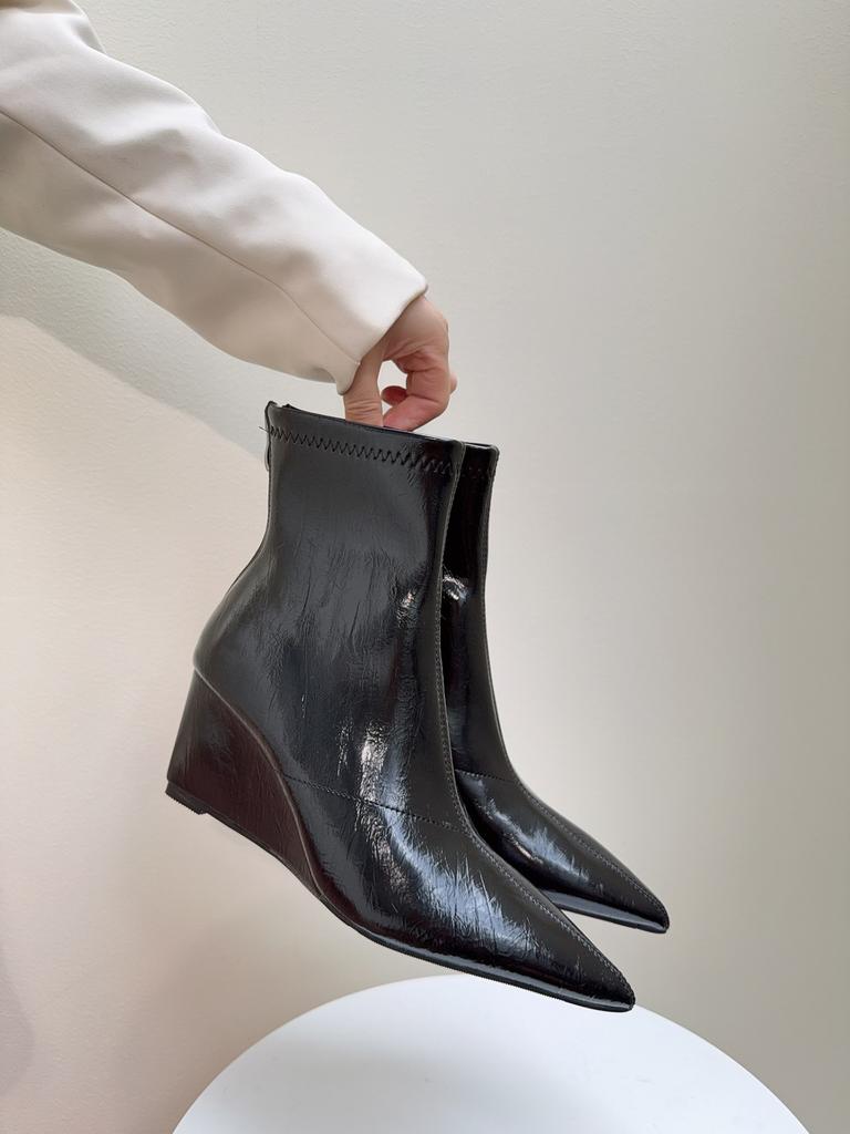 Innvendig forhøyende Martin-støvletter dame 2025 ny høst- og vintertemperament tynn spiss kilehæl høy hæl korte støvletter bakre glidelåsstøvletter