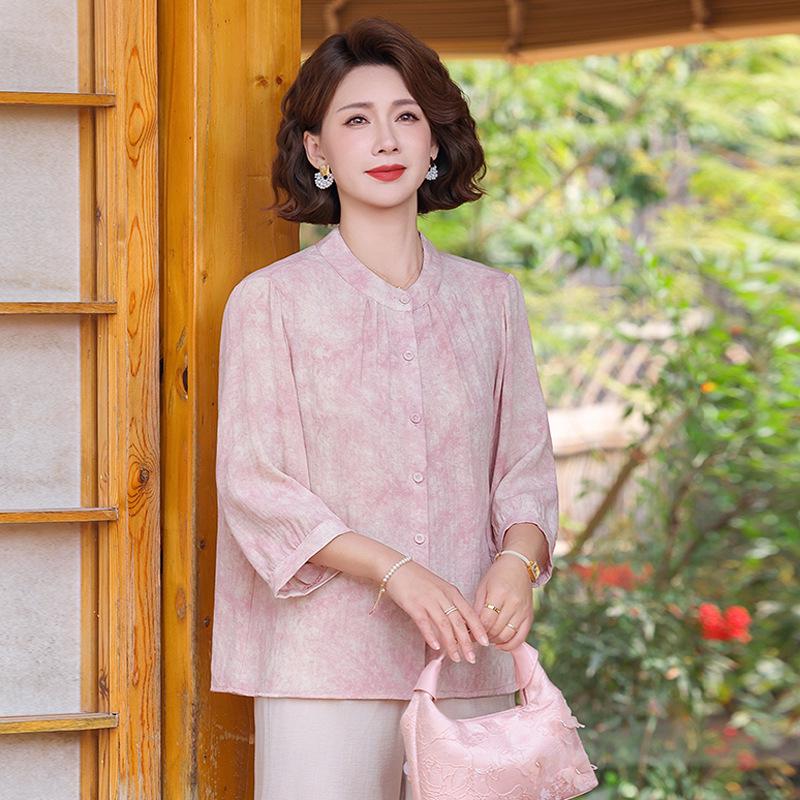 

2026 Stylish Seven-Sleeve Top for Middle-Aged Women: Fashionable Stand Collar with Gentle Print, Perfect for Commuting and Casual Wear. 3XL (Approx. 125-135 lbs) світло-рожевий колір