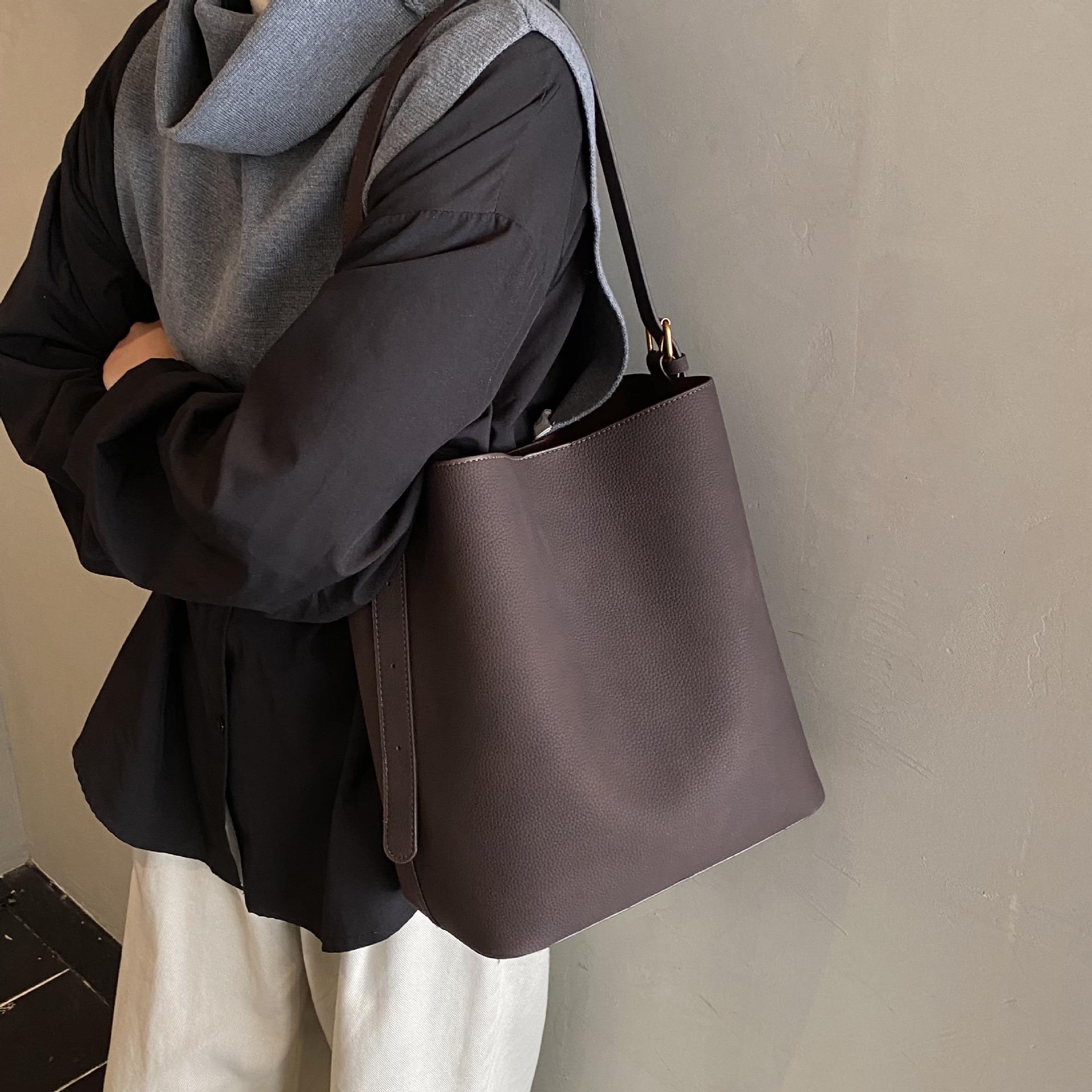 

Нишевый дизайн 2025 Универсальная сумка-ведро: Женская повседневная сумка кроссбоди и на плечо большого объема класса люкс кофейный