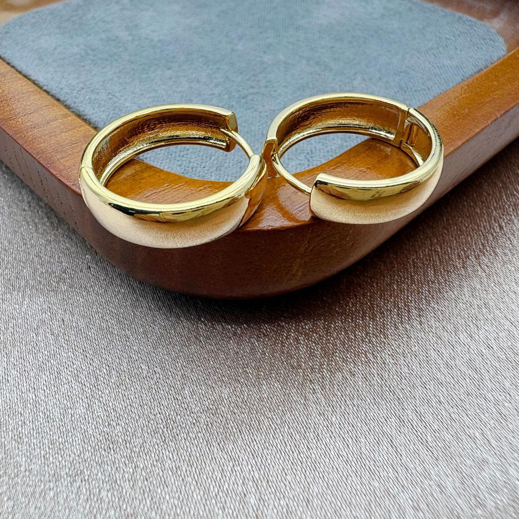 Versatile bi in!! Irregular gold brushed earrings, simple ear buckles, fashionable commuter earrings