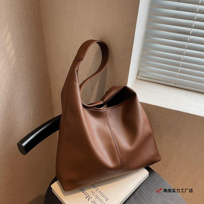Korean version of high-end sense large-capacity casual soft leather solid color commuter retro shoulder bag wind French tote bag