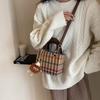 Jesienna i zimowa niszowa wełniana mała torba, prosta i wszechstronna torba na ramię na jedno ramię, torba retro w kratę księżnej Diany