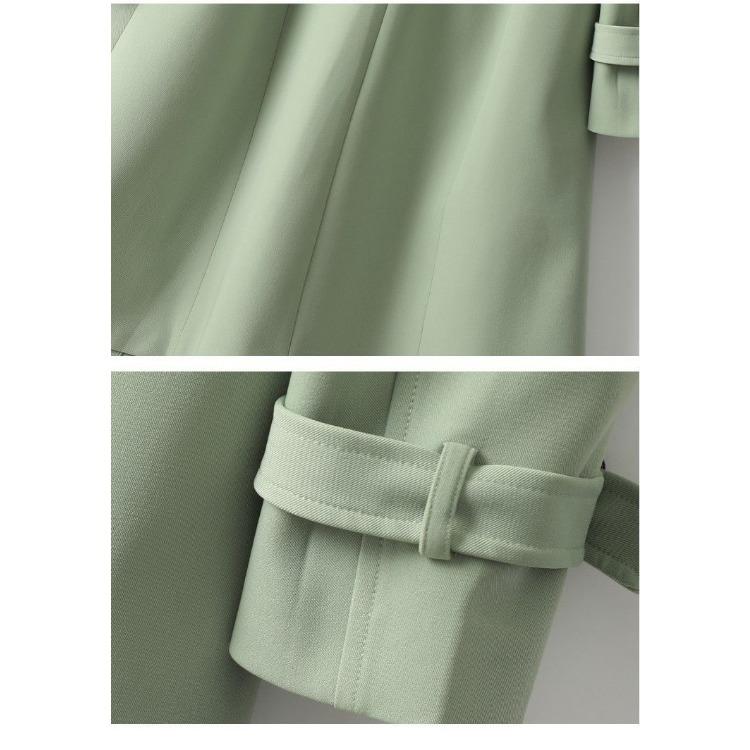Šik zelený trenčkot s rukávy délky nad kolena, slim fit design, ideální pro ukázání elegance a šarmu
