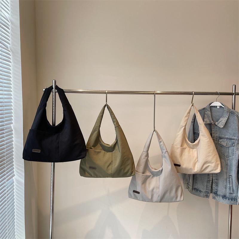 Einfache und große Unterarmtasche Damen einfarbig vielseitige Nischen-Schultertasche Nylon-Textur Pendler-Handtasche