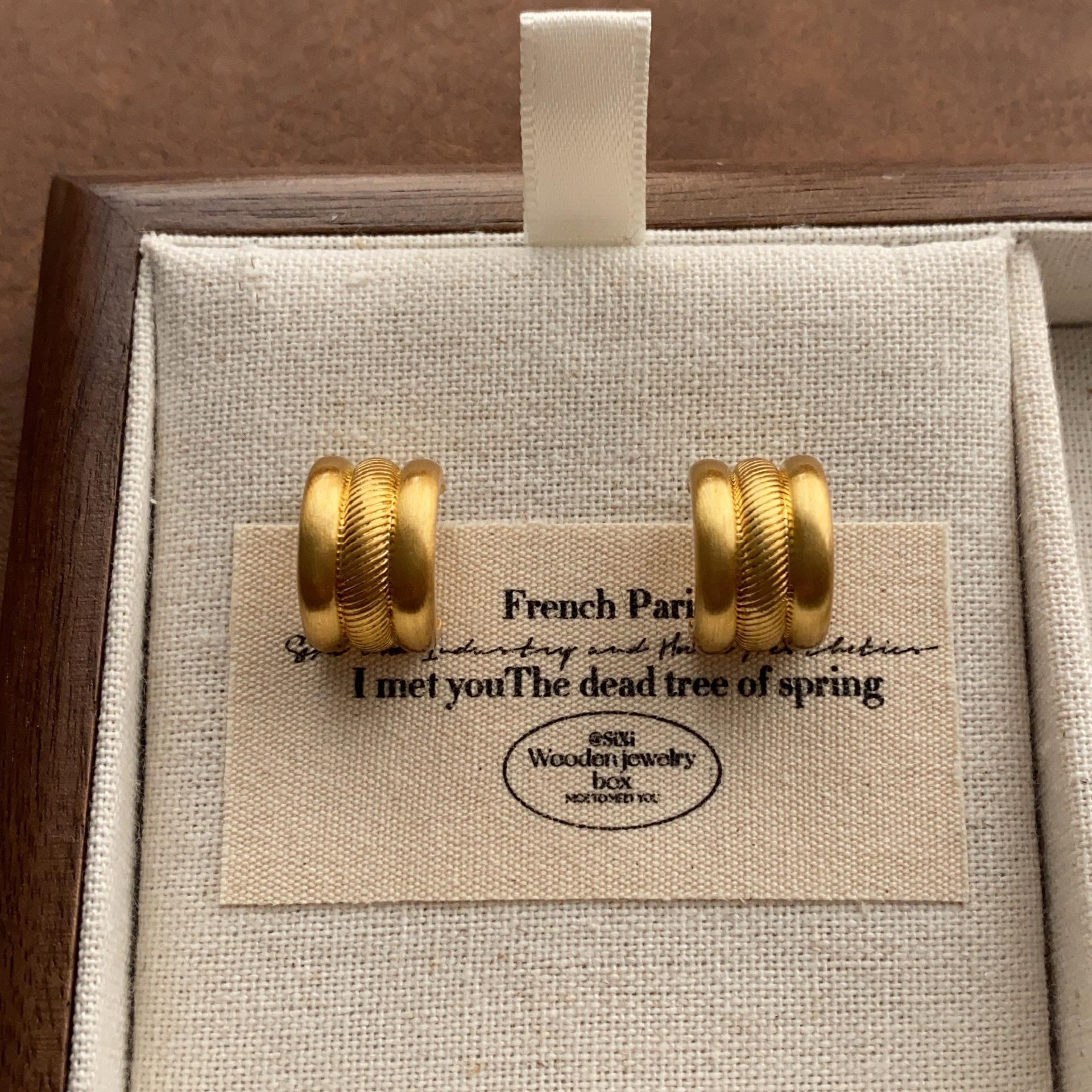 

Retro Light Luxury Ancient Law Series Spiral Texture Stud Earrings Glossy Polished Personality Earrings Premium Daily Commuter Earrings