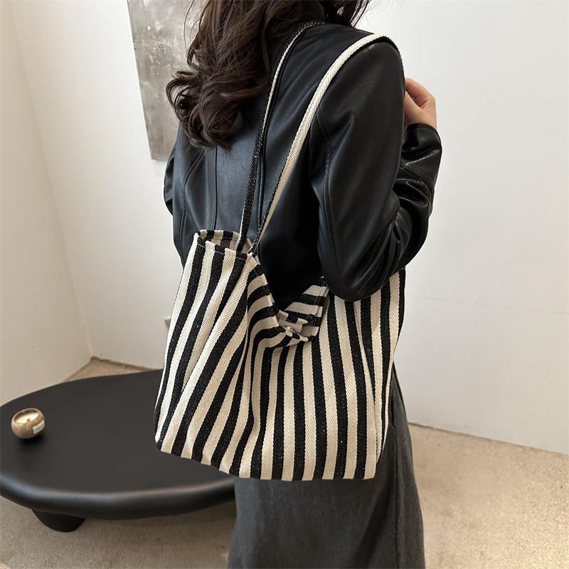 Stylish And Spacious Retro Canvas Tote Bag For Everyday Fashionable Shopping