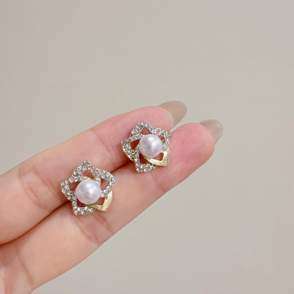 Hollow Out Petal Flower Stud Earrings for Women Metal Rhinestones Mini Imitation Zircon Earrings Party Cute Sweet Small Zircon