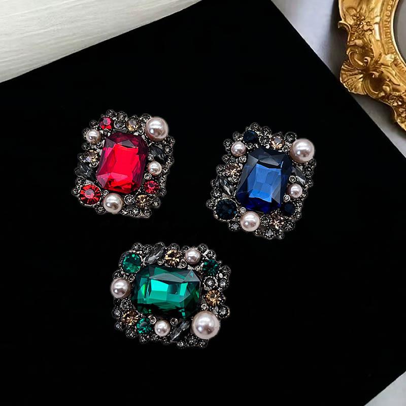Spilla vintage con strass e perle: Elegante Spilla Accessorio per Tailleur da Donna in Stile Corte.