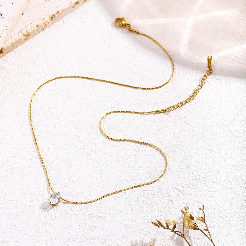 Exquisite 18K Gold Plated Titanium Steel Necklace with Diamond Water Drop Pendant and Square Sugar Clavicle Chain Design