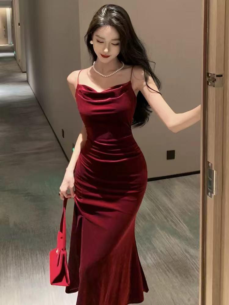 Elegantes französisches Bodycon-Slip-Kleid aus Gold-Samt: Herbst-/Winter-Fischschwanz-Design mit Schlitz, Perfekt für Abendgarderobe