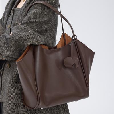 Pravá kožená velkokapacitní hovězí kůže taška přes rameno 2025 módní luxusní smysl jednoduchá umělá kůže jedno rameno ležérní taška přes rameno