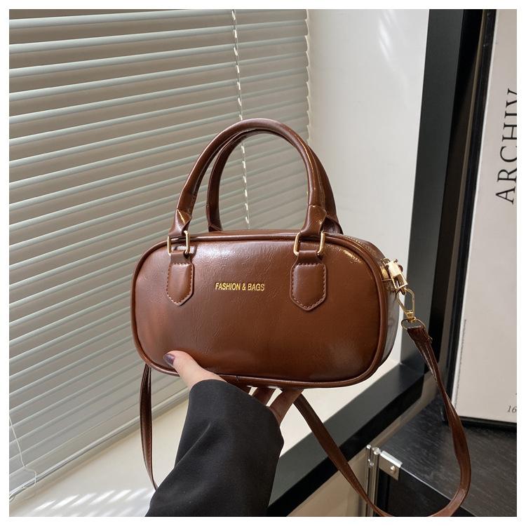 

New 2025 summer new foreign style fashion trend casual texture solid color women s simple shoulder messenger bag коричневий