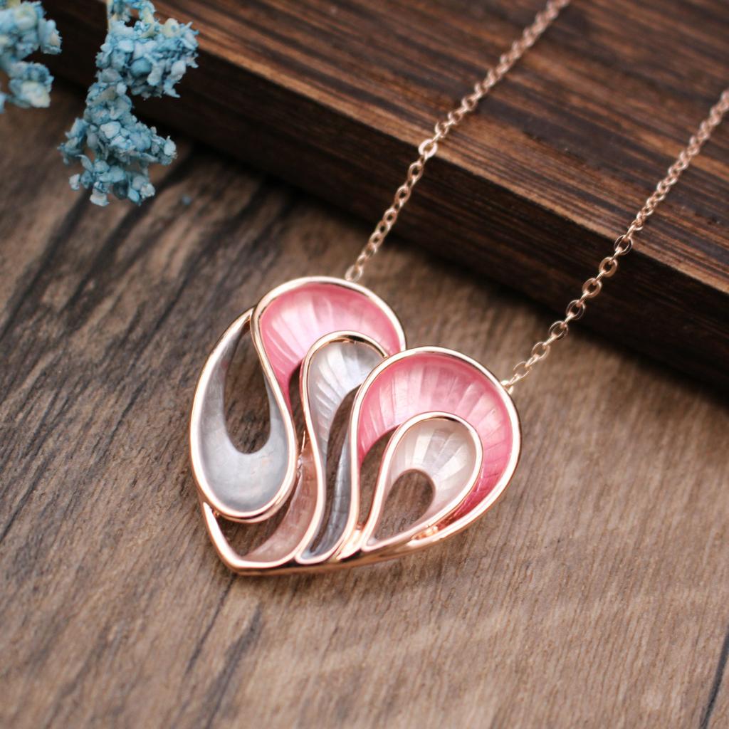 New color coated hollow love pendant, small fresh women's simple geometric line heart necklace