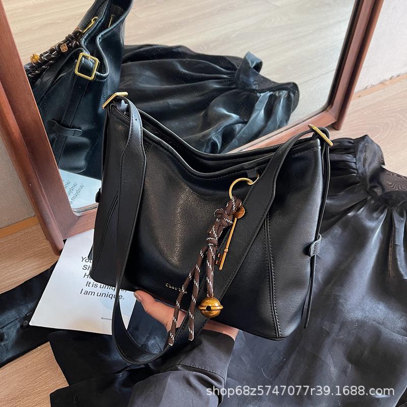 Large-capacity bag women's autumn and winter versatile 2025 new simple shoulder messenger bag premium texture commuter bucket bag