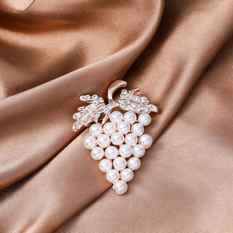 2022 New Creative Luxury Pearl Brooches Pins For Women Elegant Rhinestone Snowflakes Flower Accessories Lady Wedding Party Gift