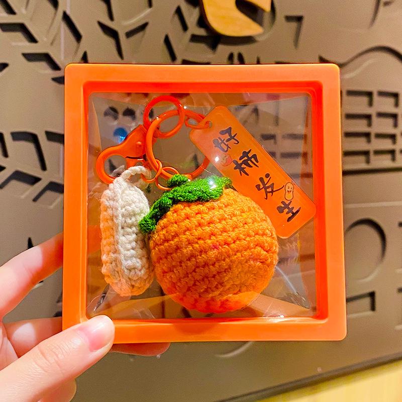 Ręcznie robiony pluszowy brelok do kluczy z wełny w kolorze kaki