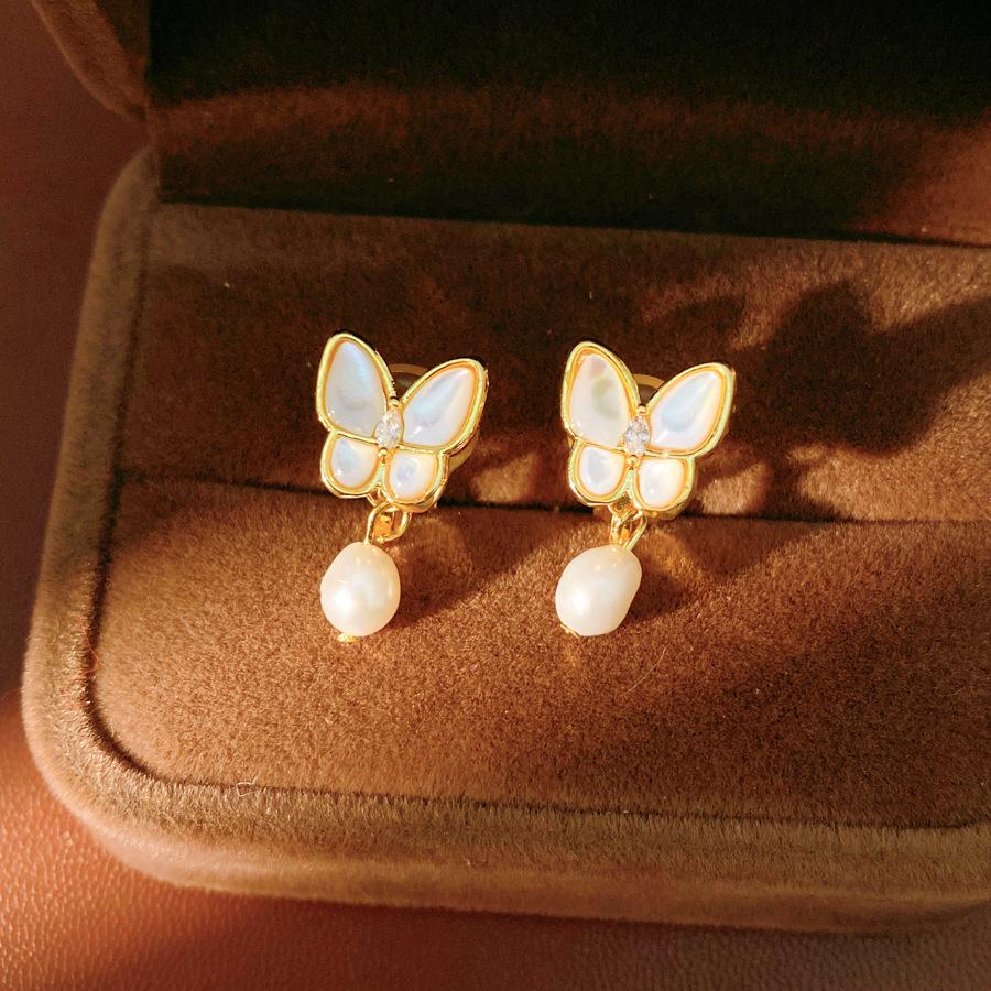 18K Gold Plated Mother-of-Pearl Butterfly Freshwater Pearl Earrings - Elegant and Fashionable Ear Jewelry.