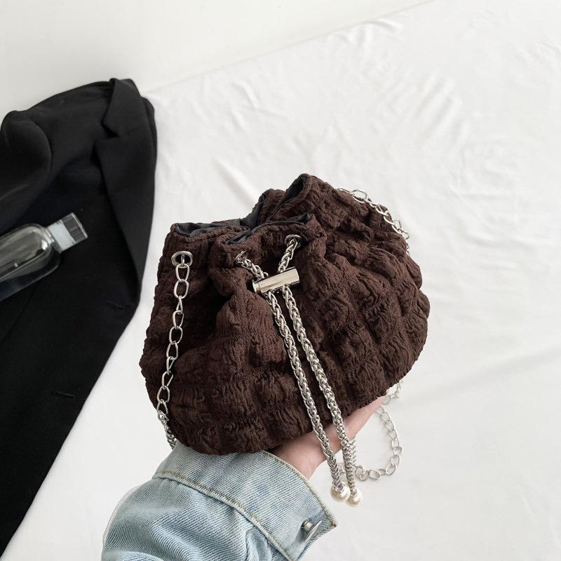 

Нишевая сумка 2025 новая модная универсальная однотонная женская сумка плиссированная клетчатая высококачественная текстура сумка-ведро на плечо