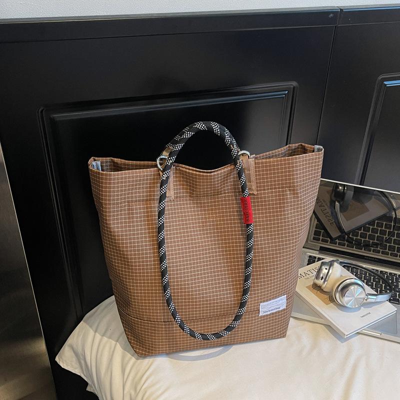 

2025 модная повседневная сумка большой вместимости, новая сумка-тоут, нишевый дизайн, женская персонализированная сумка через плечо хаки