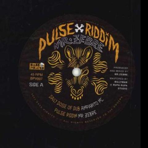 

10-дюймовая пластинка AMPARITO MC / SOLA MC - Ежедневная доза даба; Версия / Песня BPV007 Bass Pirates EU 2024 Европа Регги, Ска и Даб