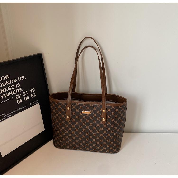 High-value tote bag women's 2025 summer new hand-carried commuter bag fashionable going out large-capacity shoulder bag