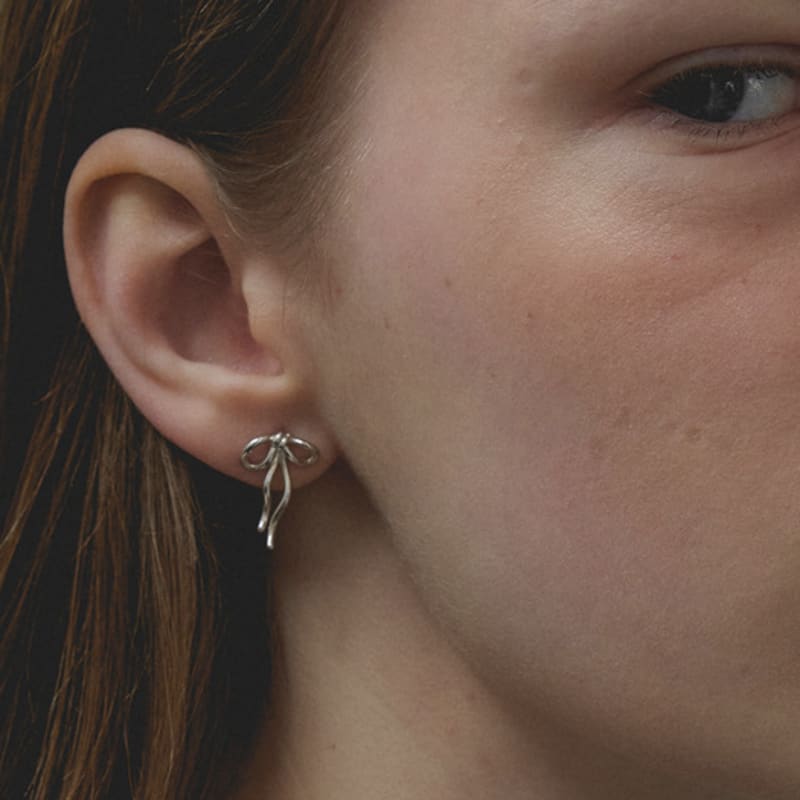 MIDNIGHT MOMENT ribbon thin earring