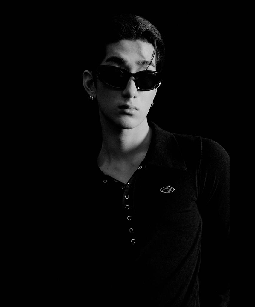 MORE THAN BLACK Logo Snap Collar Long Sleeve