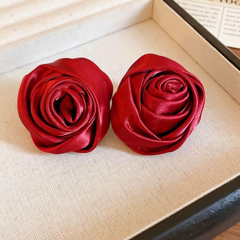 Niche design temperament retro French Hong Kong style earrings, exaggerated personality satin three-dimensional rose flower stud earrings ears