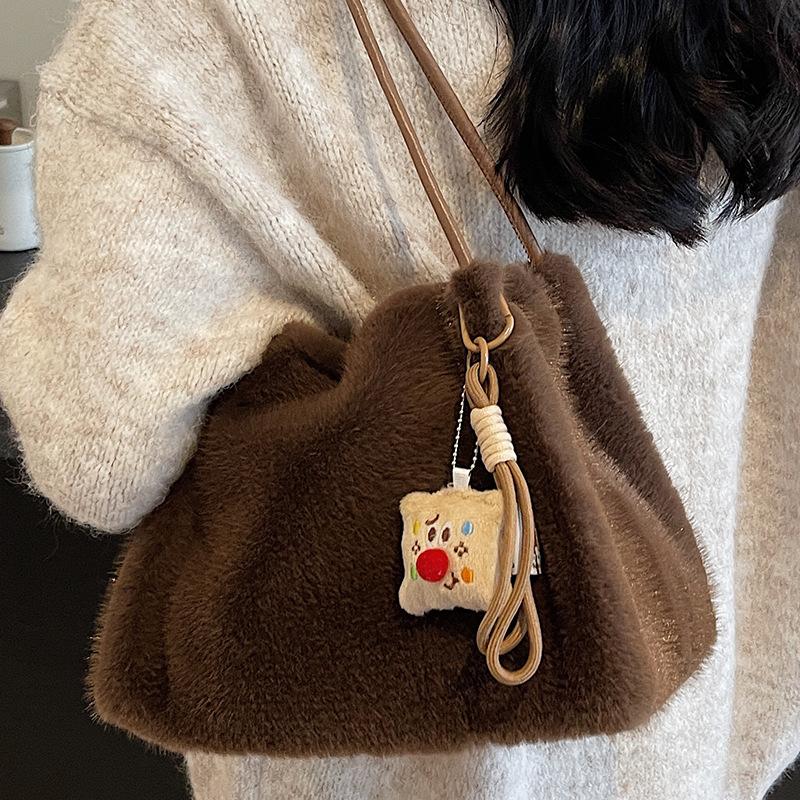 Pleated plush handbag women's 2025 new simple high-value fashionable underarm shoulder bag foreign style small square bag