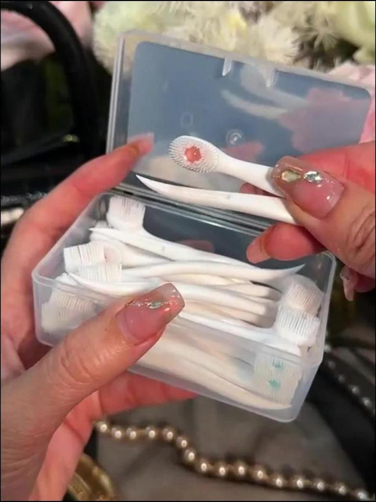 Mini-Einwegzahnbürste mit Pfirsichfrischerperlen, Zahnpasta und Zahnstocher – hypoallergene Polyesterborsten, kompaktes Design, tragbares Aufbewahrungsetui