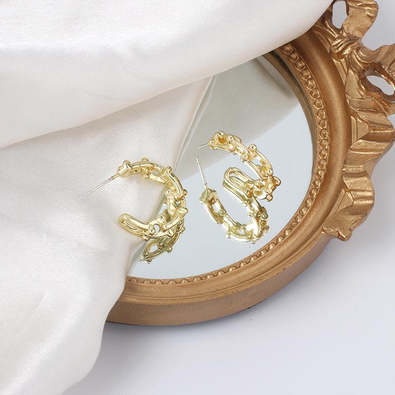 Fashion cold wind temperament design sense geometric large C-shaped earrings ins French metal retro earrings