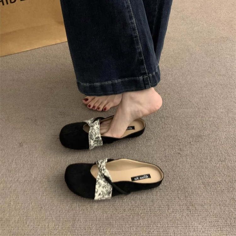 Internet celebrity flat-bottomed bag head half slippers women's summer wear 2025 new French Mary Jane Muller small sandals with skirt